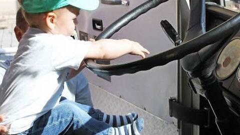 Ein echtes Feuerwehrauto erkunden, das mochten schon die kleinsten Besucher.