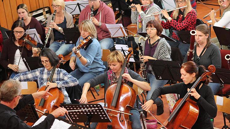 Profimusiker und Laien spielen zusammen. Links vorne die Cellistin aus Armenien, Ruzanna Khachatryan.  Foto: Angelika Silberbach