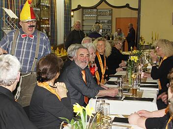 Wolfgang Düringer aus Gochsheim lockerte bereits zum zweiten Mal eine Jubiläumsfeier der Imker auf. Foto: Ralf Kestel