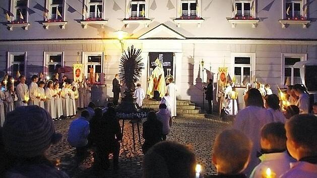 Vor dem Rathaus, das Wolfgang Glotz und sein Team von der Stadtverwaltung wieder stimmungsvoll schm&uuml;ckten, fand der Abschluss der Lichterprozession statt. Foto: Peter Schramm