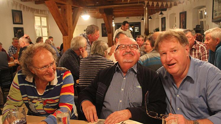 Heinz Schaller (71) blätterte mit Erich Wöchele (65) und Alfred Thurn (67) die alten Fotoalben durch.  Foto: Sonny Adam