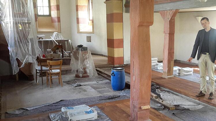 Der evangelische Pfarrer Thomas Braun ist mit der Zeit schon fast selbst zum Bauexperten geworden. Regelmäßig überzeugte er sich vom Fortgang der umfangreichen Sanierungsarbeiten in der Kirche von Heiligkreuz.Rolf Pralle