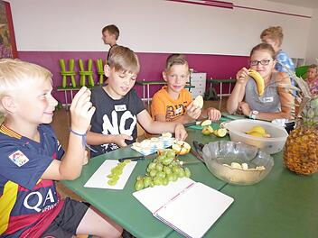 Die Kinder beim Früchteschnippeln  Foto: Heidi Amon