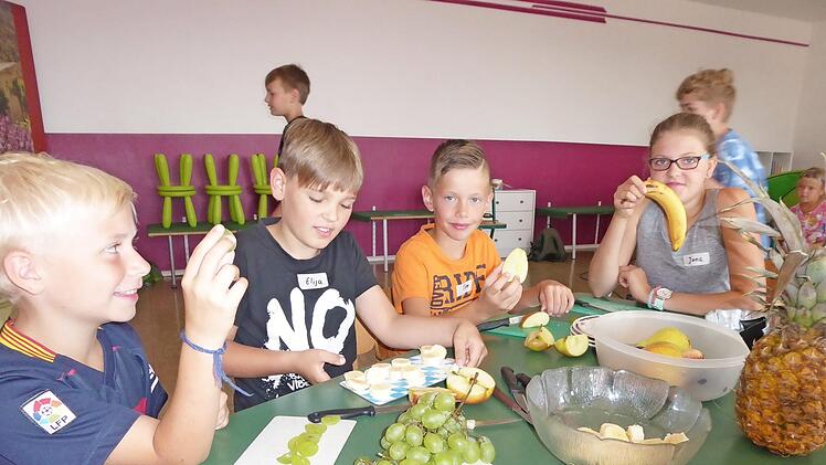 Die Kinder beim Früchteschnippeln  Foto: Heidi Amon