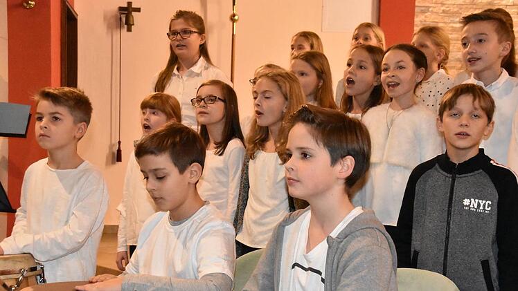 Die Chorklassen 5b und 5c sangen ein rhythmisches "Lobet und preiset".Uschi Prawitz