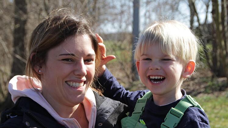 Marie Pakosz-Schnitzer hat ihren Sohn  Benedikt (3) ganz bewusst im Waldkindergarten angemeldet. Foto: Christian Bauriedel