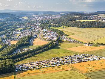 Blick von Arnshausen auf die Campingbereiche der Offroadmesse entlang der B 286. Ben Kiesel