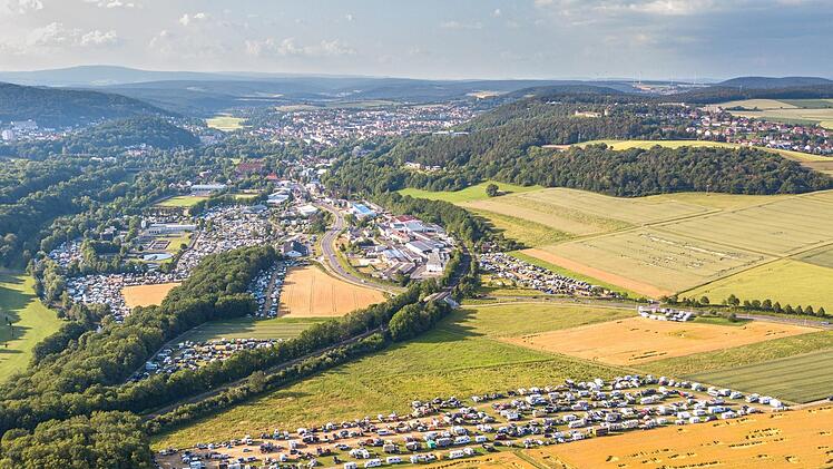 Blick von Arnshausen auf die Campingbereiche der Offroadmesse entlang der B 286. Ben Kiesel