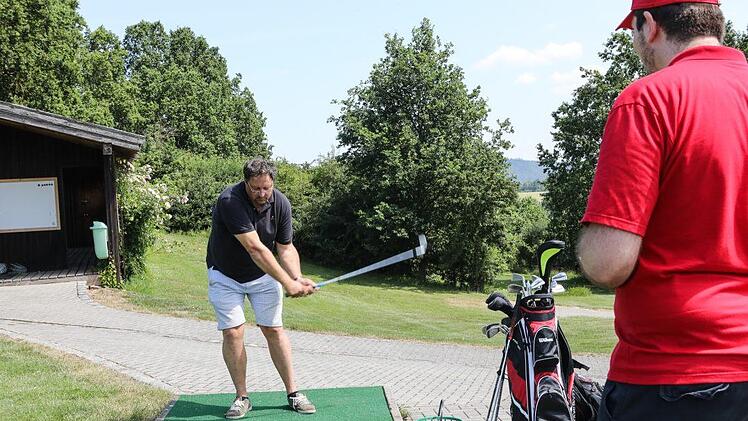 So wird's gemacht: Golflehrer Ingo Thomas zeigt unserem Redakteur, mit welcher Technik der Ball möglichst weit fliegt. Foto: Barbara Herbst
