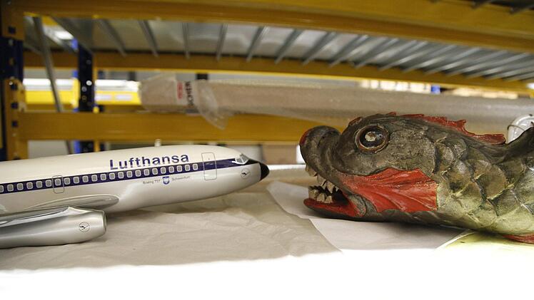 Die Boeing "Schweinfurt" und der "Drachenfisch", friedlich vereint im Regal des Depots.