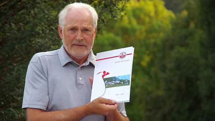 Franz-Josef Schäfer, Präsident des Golfclubs, mit einer Chronik.