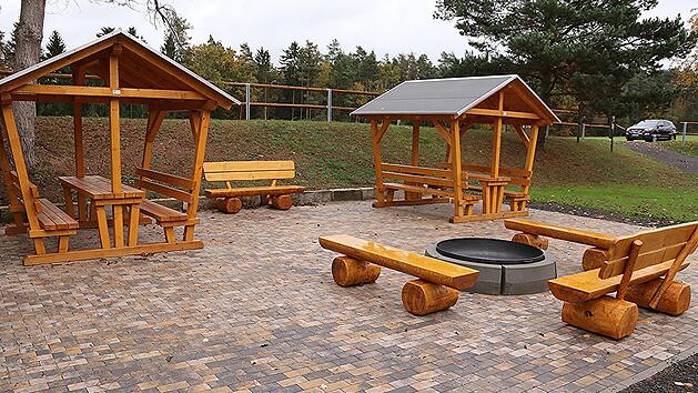 Rund um die Feuerstelle bestehen gute Sitzmöglichkeiten am Zeltplatz in Dürrenried. Dieser wurde im Auftrag der Gemeinde ansprechend hergerichtet.  Foto: Helmut Will