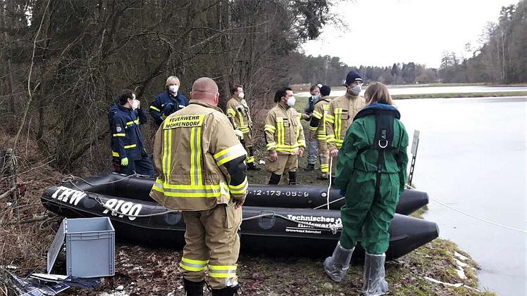 Um einen toten Schwan zu bergen, arbeiteten THW und Feuerwehr am Donnerstag (19. Februar 2021) Hand in Hand. Das Tier war auf einem der Oberndorfer Weiher im Landkreis Erlangen-Höchstadt entdeckt worden.