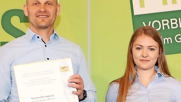 Sebastian Bergmann, Ausbildungsleiter der John GmbH und Lara Wichert freuen sich &uuml;ber den Staatsehrenpreis.