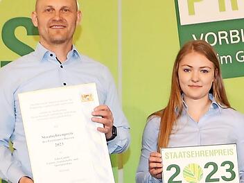Sebastian Bergmann, Ausbildungsleiter der John GmbH und Lara Wichert freuen sich über den Staatsehrenpreis.