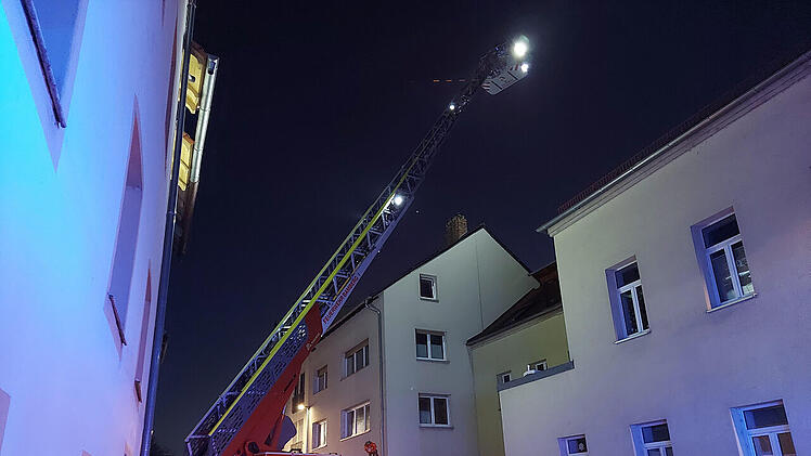 Bamberg: Rauchentwicklung in Mehrfamilienhaus - Feuerwehr muss Tür auffräsen