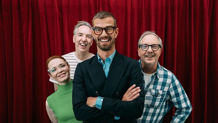 Sie quizzen gegeneinander in der zehnten Staffel von "Wer stiehlt mir die Show?", von links: Karoline Herfurth, Olli Schulz, Joko Winterscheid und Olli Dittrich.