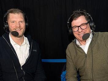 Reporter Florian Na&szlig; (rechts) pr&auml;sentiert die Live-&Uuml;bertragungen in der ARD gemeinsam mit dem Handball-WM-Torwart von 2007, Johannes Bitter.