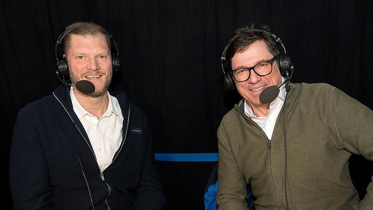 Reporter Florian Na&szlig; (rechts) pr&auml;sentiert die Live-&Uuml;bertragungen in der ARD gemeinsam mit dem Handball-WM-Torwart von 2007, Johannes Bitter.