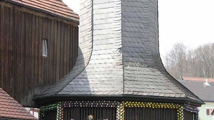 Das österlich geschmückte Brunnenhaus in Birkenreuth