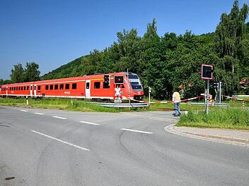Zusätzlich zum Blinklicht sperrt ein Sicherungsposten der Bahn AG den Übergang "Weiherweg" ab, wenn ein Zug passiert. Foto: Dieter Hübner