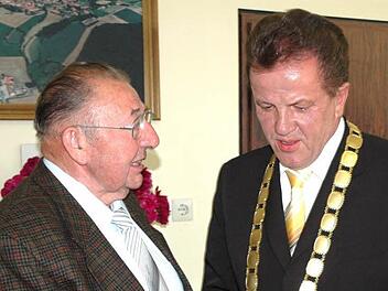 2009 überreichte Bürgermeister Werner Döhler die Ernennungsurkunde an den neuen Ehrenbürger Adolf Höhn (links). Jetzt ist Höhn gestorben.  Foto: Gerhard Schmidt/Archiv