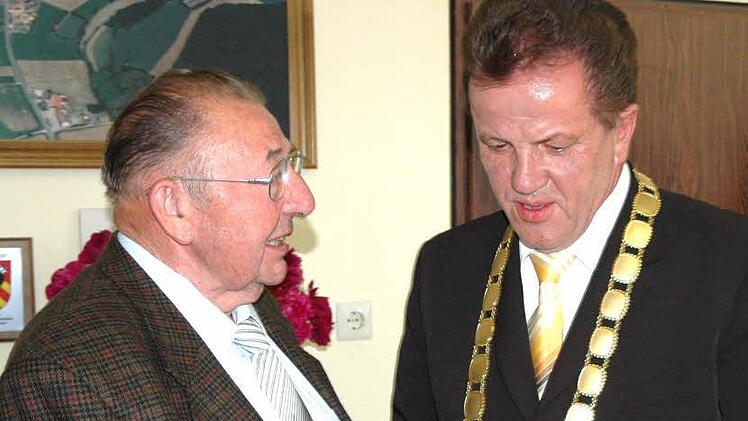 2009 überreichte Bürgermeister Werner Döhler die Ernennungsurkunde an den neuen Ehrenbürger Adolf Höhn (links). Jetzt ist Höhn gestorben.  Foto: Gerhard Schmidt/Archiv