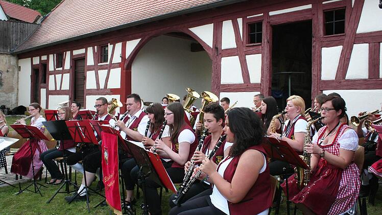 Die Blaskapelle Zentbechhofen spielte im historischen Pfarrhof.  Fotos: Evi Seeger