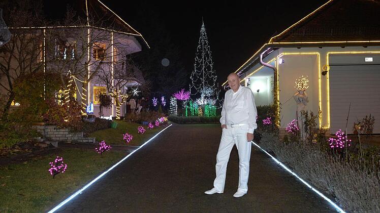 Er nennt es die Landebahn für das Christkind: Hans-Günther Mühlbauer hat heuer die Einfahrt mit pinken Bäumchen gesäumt.  Fotos: Ronald Rinklef