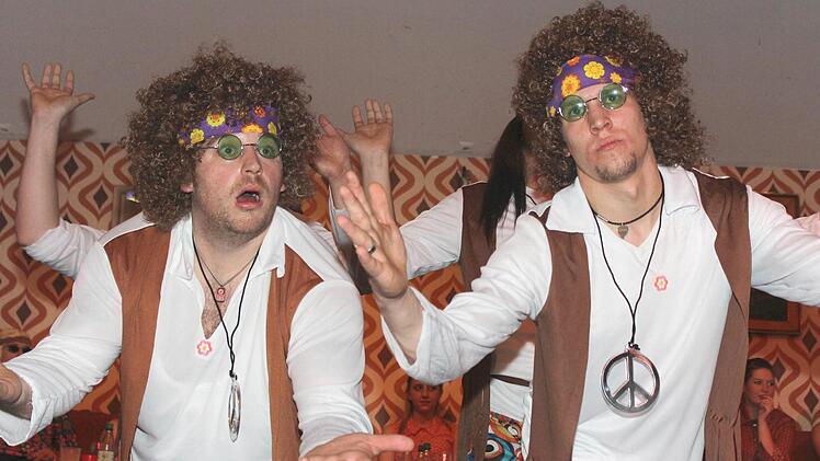 Hippies auf der Bühne: Es lebe Woodstock 69 (Max Wolfschmitt, links, und Johannes Hoh). Foto: Ralf Naumann