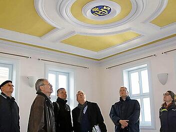 Voll des Lobes waren Vertreter des Landesamts für Denkmalpflege wie des Landratsamts Coburg bei der Besichtigung des zukünftigen Gästehauses des Pörtnerhofs in der Pfarrgasse. Besonders bestaunten sie die Stuckdecke mit vergoldetem Christus-Monogramm im "Prachtzimmer", der ehemaligen Wohnstube. Von rechts: Linda Ketterer, Dr. Martin Brandl, Siegfried Roos, Martin Burgsmüller, Ingo Rickhaus und Ralph Wöhner.