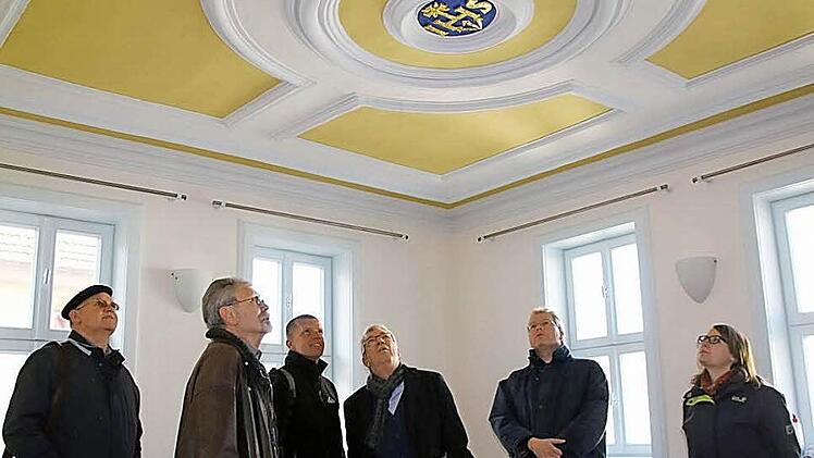 Voll des Lobes waren Vertreter des Landesamts für Denkmalpflege wie des Landratsamts Coburg bei der Besichtigung des zukünftigen Gästehauses des Pörtnerhofs in der Pfarrgasse. Besonders bestaunten sie die Stuckdecke mit vergoldetem Christus-Monogramm im "Prachtzimmer", der ehemaligen Wohnstube. Von rechts: Linda Ketterer, Dr. Martin Brandl, Siegfried Roos, Martin Burgsmüller, Ingo Rickhaus und Ralph Wöhner.