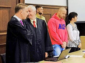 Eine Dolmetscherin übersetzte dem Angeklagten (2. v. r.), was ihm vorgeworfen wird. Foto: Nikolas Pelke
