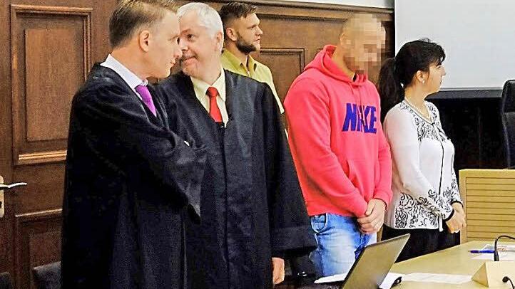 Eine Dolmetscherin übersetzte dem Angeklagten (2. v. r.), was ihm vorgeworfen wird. Foto: Nikolas Pelke