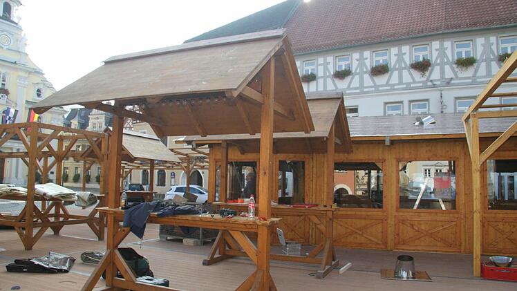 Jeder Handgriff sitzt: Eine Crew aus sechs Leuten baut derzeit auf dem Kulmbacher Marktplatz das Winterdorf auf. Foto: Sonja Adam