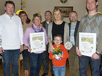 Für die beispielhafte und naturnahe Gestaltung ihrer Anwesen wurden den Familien Kratkai/Wehner und Pittroff bei der Hauptversammlung des Gartenbau- und Ortsverschönerungsvereins Guttenberg die Tonmodeln des Landkreises überreicht. Unser Bild zeigt (von links) die beiden Vorsitzenden Karlheinz Witzgall und Erika Böhnke, Beathe Kratkai, Bürgermeister Eugen Hain, Stefanie Pittroff mit Sohn Nick, Kreisfachberater Friedhelm Haun und Christian Pittroff. Foto: Klaus-Peter Wulf