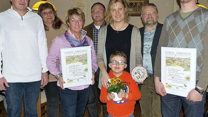 Für die beispielhafte und naturnahe Gestaltung ihrer Anwesen wurden den Familien Kratkai/Wehner und Pittroff bei der Hauptversammlung des Gartenbau- und Ortsverschönerungsvereins Guttenberg die Tonmodeln des Landkreises überreicht. Unser Bild zeigt (von links) die beiden Vorsitzenden Karlheinz Witzgall und Erika Böhnke, Beathe Kratkai, Bürgermeister Eugen Hain, Stefanie Pittroff mit Sohn Nick, Kreisfachberater Friedhelm Haun und Christian Pittroff. Foto: Klaus-Peter Wulf