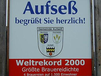 Aufseß wirbt bereits am Ortseingang mit der Brauereidichte.