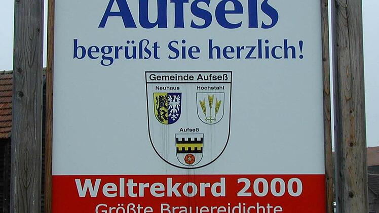 Aufseß wirbt bereits am Ortseingang mit der Brauereidichte.