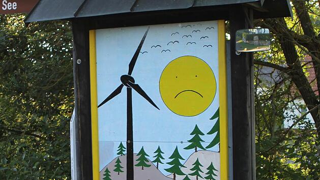 Mit Hinweisschildern und Plakaten machen geben derzeit die Kirchlauterer ihrem Unmut &uuml;ber geplante Windkraftanlagen Luft: Auf dem Weg zum Lehrbienenstand und Angelsee ist man voll im Bilde: Abholzung des Waldes, Betroffenheit von Vogelarten: Kein l&auml;chelnder Smiley f&uuml;r das Windrad. Foto: G&uuml;nther Geiling