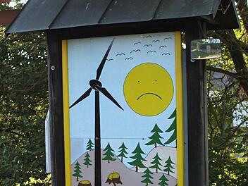 Mit Hinweisschildern und Plakaten machen geben derzeit die Kirchlauterer ihrem Unmut über geplante Windkraftanlagen Luft: Auf dem Weg zum Lehrbienenstand und Angelsee ist man voll im Bilde: Abholzung des Waldes, Betroffenheit von Vogelarten: Kein lächelnder Smiley für das Windrad. Foto: Günther Geiling