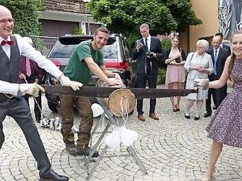 Eigenhändig mussten Nicole-Manuela und Johannes Wurster eine Scheibe vom Baumstamm heruntersägen. Foto: Klaus-Peter Wulf