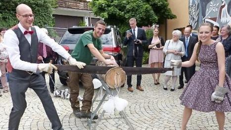 Eigenhändig mussten Nicole-Manuela und Johannes Wurster eine Scheibe vom Baumstamm heruntersägen. Foto: Klaus-Peter Wulf