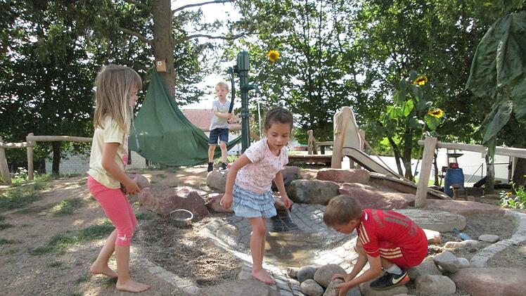 Biber spielen und einen Staudamm in den Bachlauf bauen ist eine feine Sache und ganz im Sinne der Westheimer Kindergarten-Pädagogik.