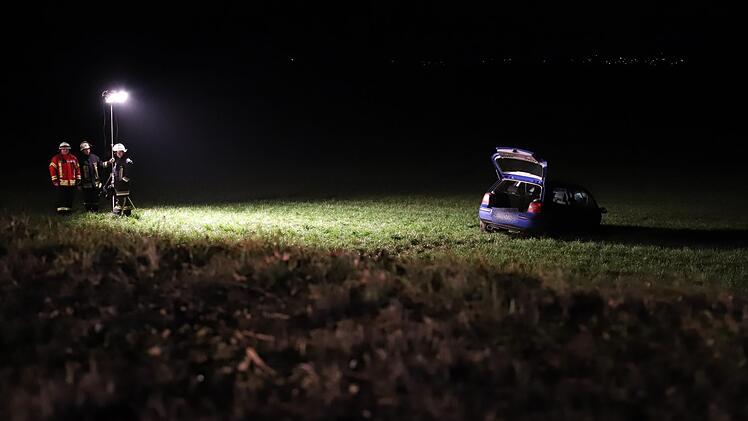 Der Golf kam erst nach 50 Metern auf einer angrenzenden Wiese zum Stehen. Foto: Marian Hamacher