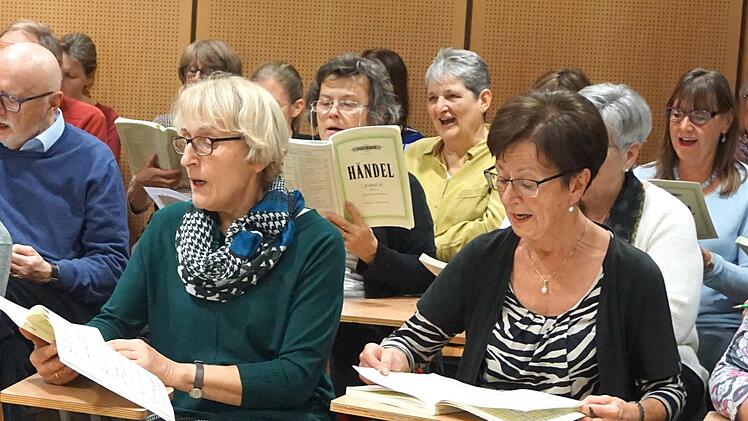 Hoch konzentrierte Sängerinnen bei der Probe  Fotos: Richard Sänger