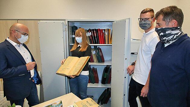 Die Akten aus dem aufgel&ouml;sten Standesamt der Verwaltungsgemeinschaft  Ma&szlig;bach r&auml;umten gestern Standesamt-Chefin Marina H&auml;rder (Mitte) und ihre  beiden Kollegen Peter Reu&szlig; und Bernd Hochrhein (rechts daneben) ein. Links : B&uuml;rgermeister Michael Kastl, der sich freute, dass alles so gut klappte.  Foto: Dieter Britz