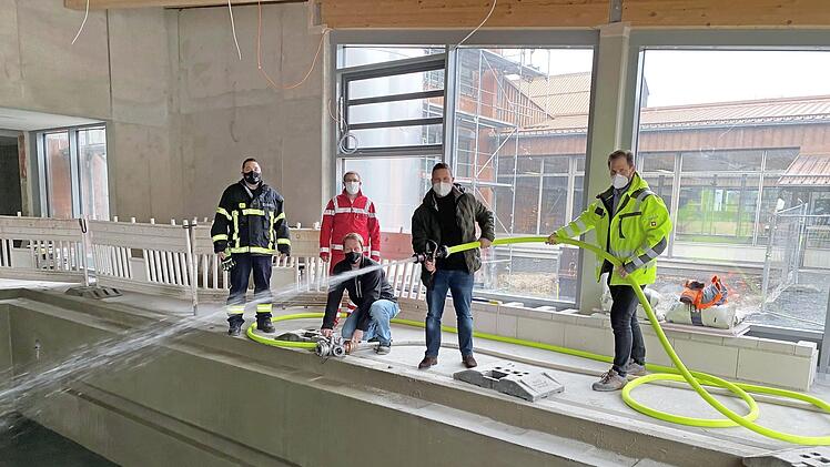 Mit Unterstützung der freiwilligen Feuerwehr und der Gemeindewerke Ahorn wurde das Becken gefüllt.