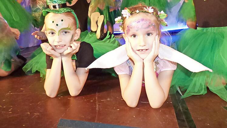 Die Wackelzahngarde der Fachingsgesellschaft bei einem Auftritt in der Session 2019/20.