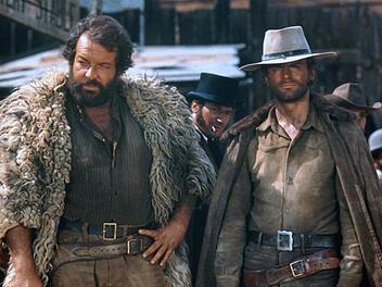 In "Gott vergibt - Django nie!" waren Bud Spencer und Terence Hill 1967 zum ersten Mal gemeinsam vor der Kamera zu sehen. In den 1980er-Jahren kam der Italowestern neu geschnitten unter dem Klamauk-Titel "Zwei vom Affen gebissen" noch einmal heraus.